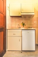 Refrigerador, placa de cocina, cafetera/tetera, tetera/pava eléctrica