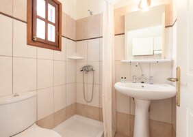 Ducha, artículos de tocador gratuitos, secador de pelo, toallas