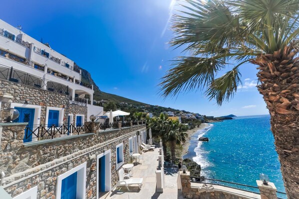 On the beach - Ambiance Studios (Kalymnos)