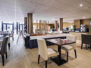 Déjeuner, dîner et souper servis sur place
