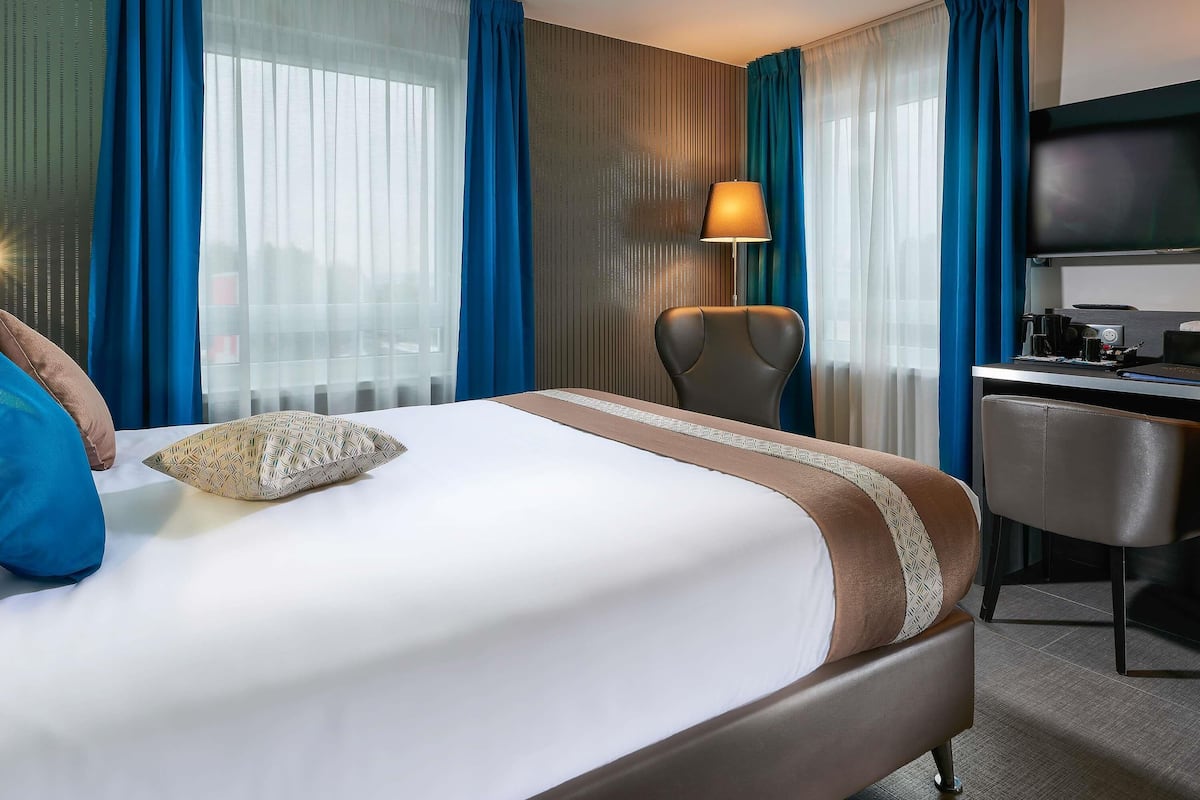 Classic Room, 1 Double Bed | Premium bedding, pillowtop beds, in-room safe, desk
