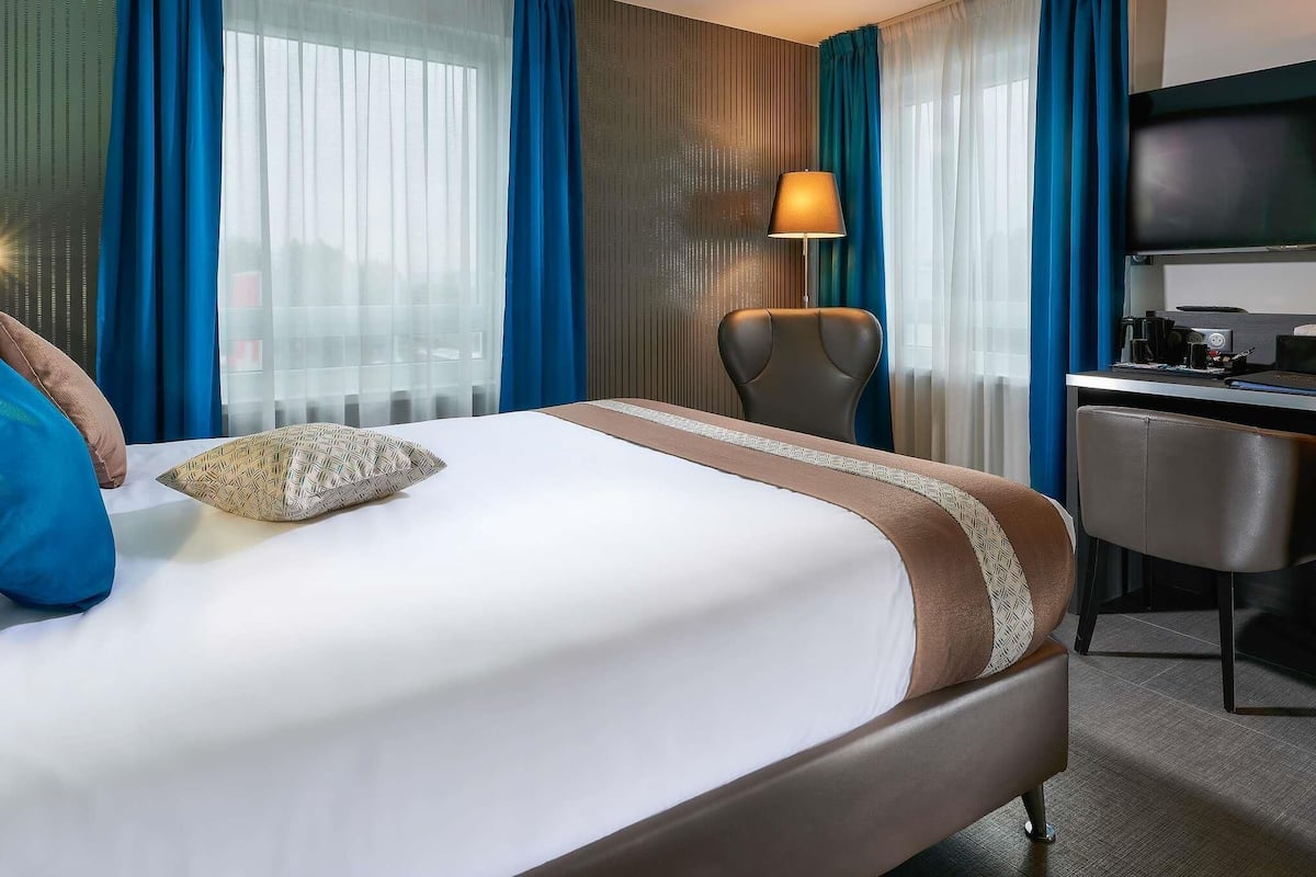 Phòng phong cách cổ điển, 1 giường đôi | Bộ đồ giường cao cấp, nệm có lớp đệm bông, két bảo mật tại phòng