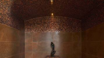 Salas de tratamiento para parejas, un sauna, una bañera de hidromasaje