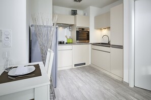 Réfrigérateur, produits de nettoyage écologiques fournis