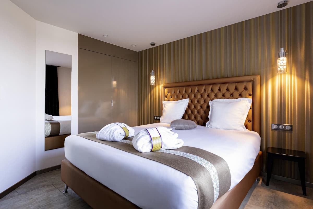 premium bedding, pillow-top beds, in-room safe, desk