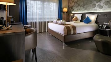 Bộ đồ giường cao cấp, nệm có lớp đệm bông, két bảo mật tại phòng