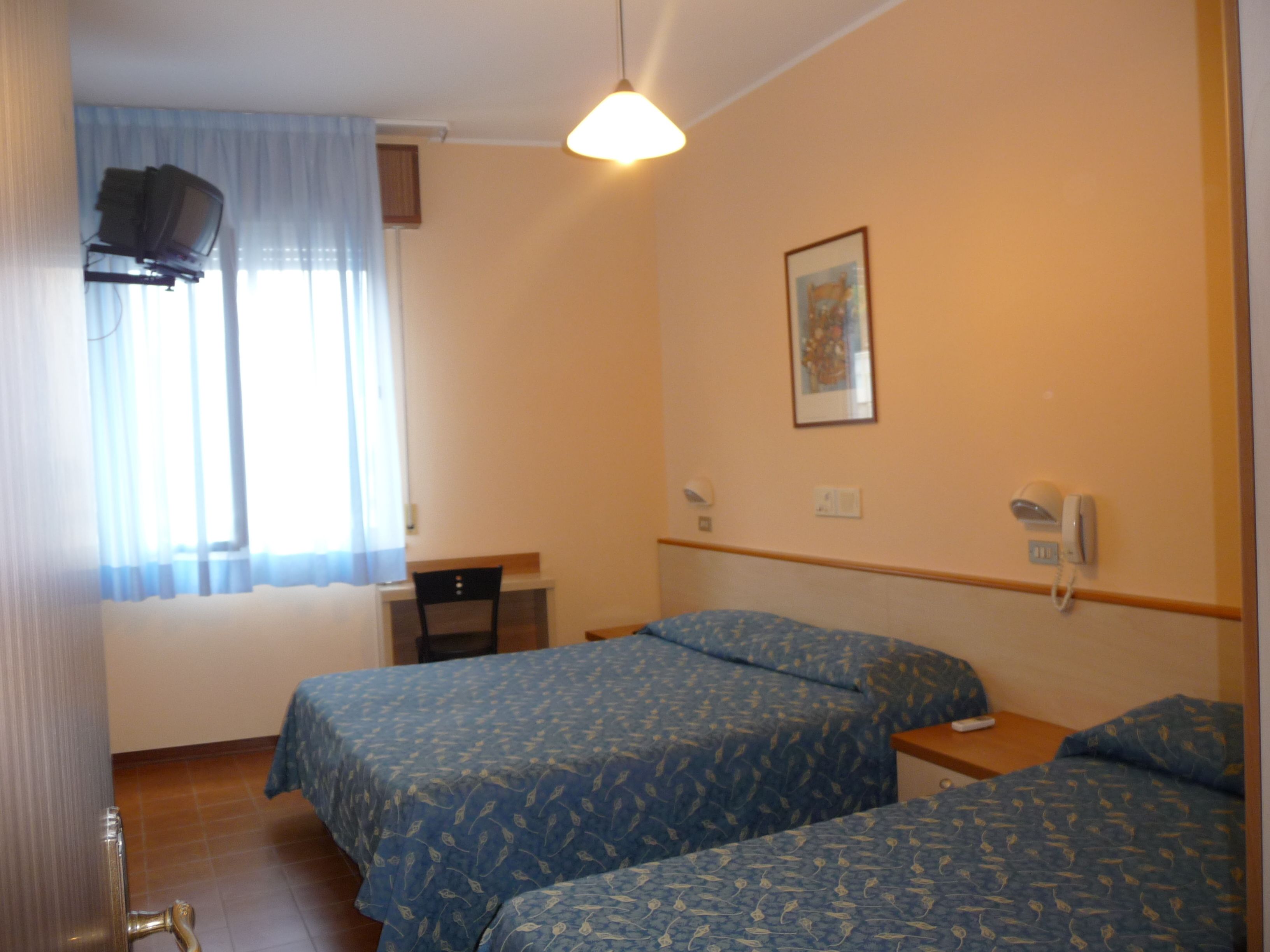 triple room | in-room safe, desk, free wifi, bed sheets