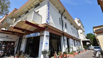 Vista frontal de la propiedad