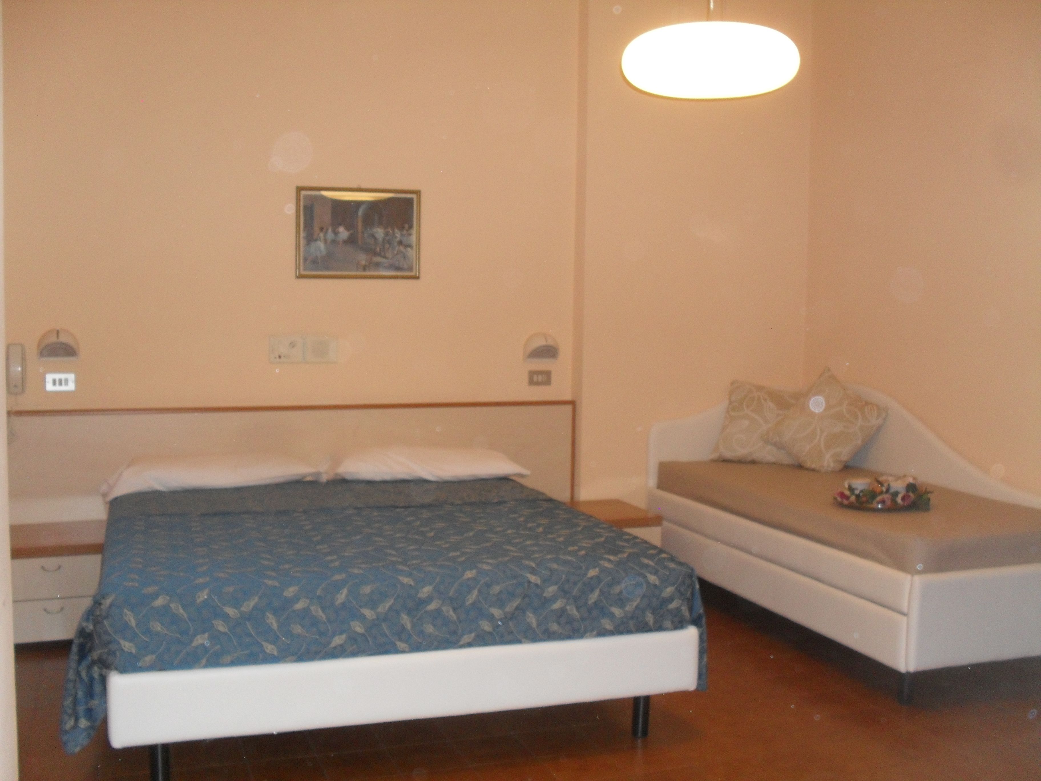 triple room | in-room safe, desk, free wifi, bed sheets