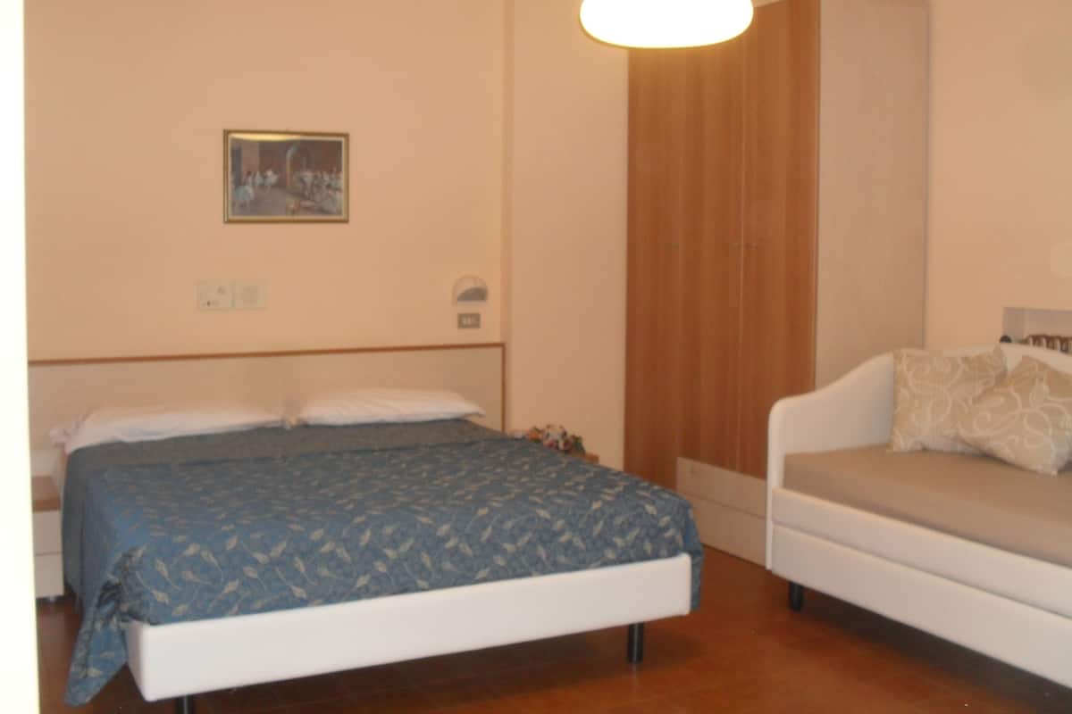 Een kluis op de kamer, een bureau, gratis wifi, beddengoed