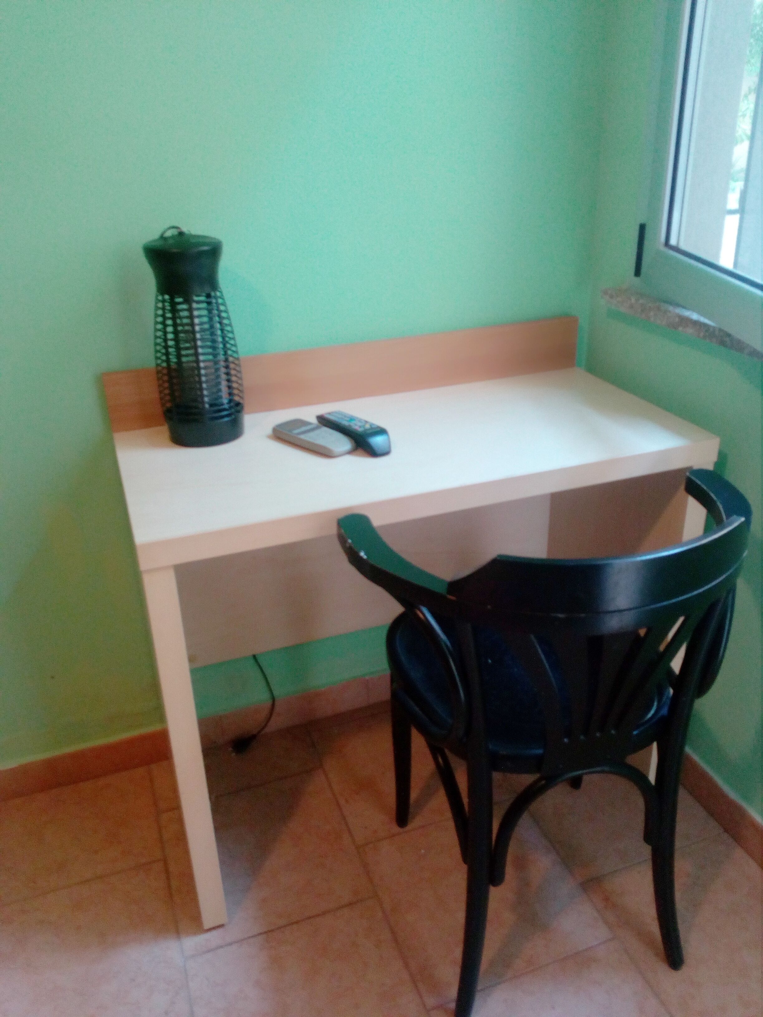 single room | in-room safe, desk, free wifi, bed sheets