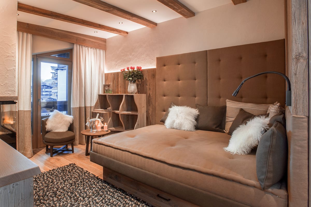 superior suite, balcony, mountain view | living area | flat-screen tv