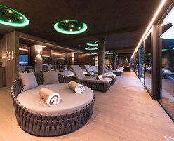 Un sauna, baño turco, tratamientos corporales, aromaterapia