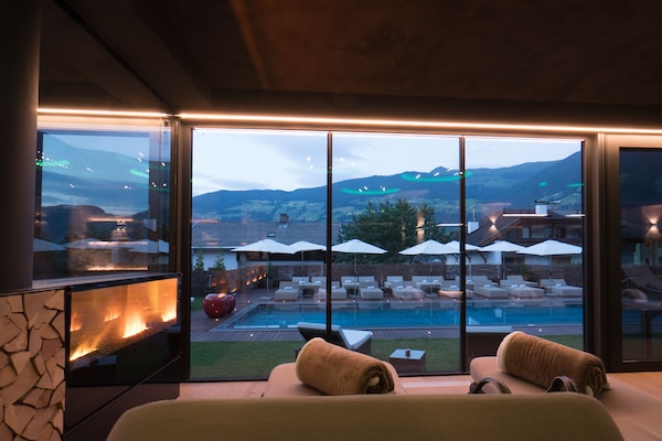 Sauna, steam room, body treatments, aromatherapy, hot stone massages