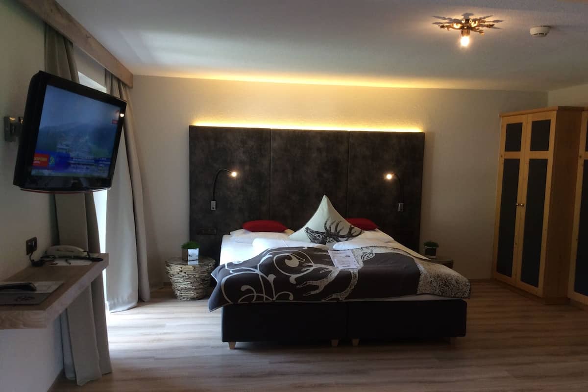 Familienzimmer, Bergblick | Allergikerbettwaren, Minibar, Zimmersafe, Schreibtisch