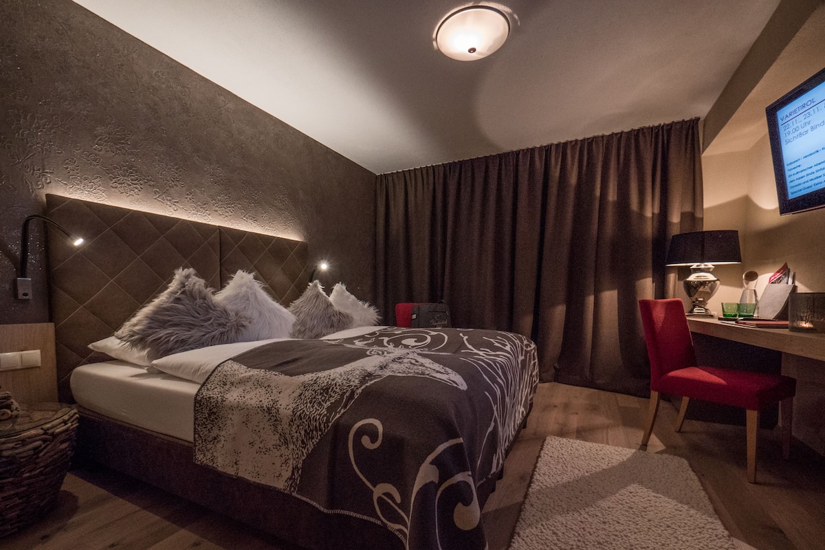 Standaard tweepersoonskamer, balkon, uitzicht op bergen | 2 slaapkamers, een minibar, een kluis op de kamer, een bureau