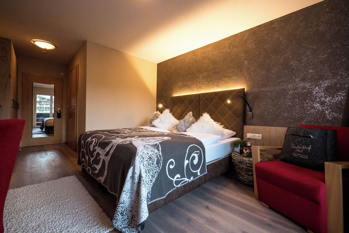 Allergikerbettwaren, Minibar, Zimmersafe, Schreibtisch