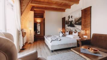 Suite – comfort, balkong, fjellutsikt (Landhaus) | Minibar, safe på rommet, skrivebord og blendingsgardiner