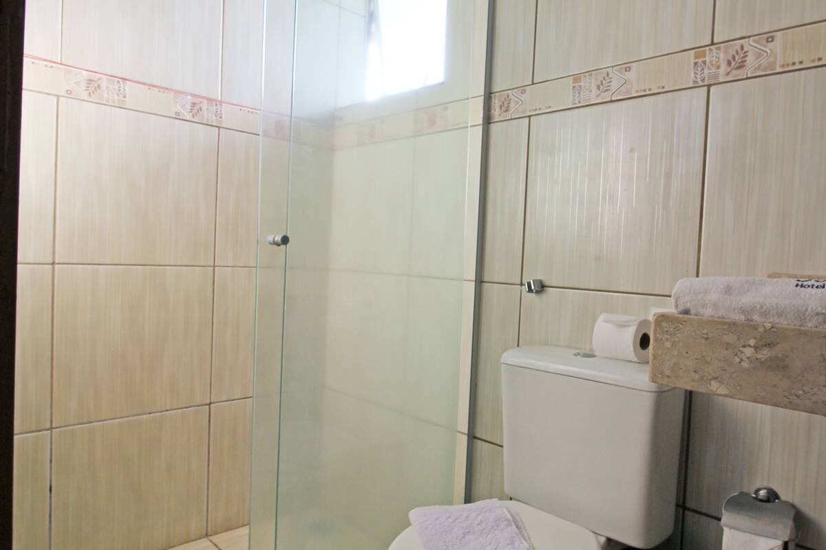 shower, free toiletries, towels