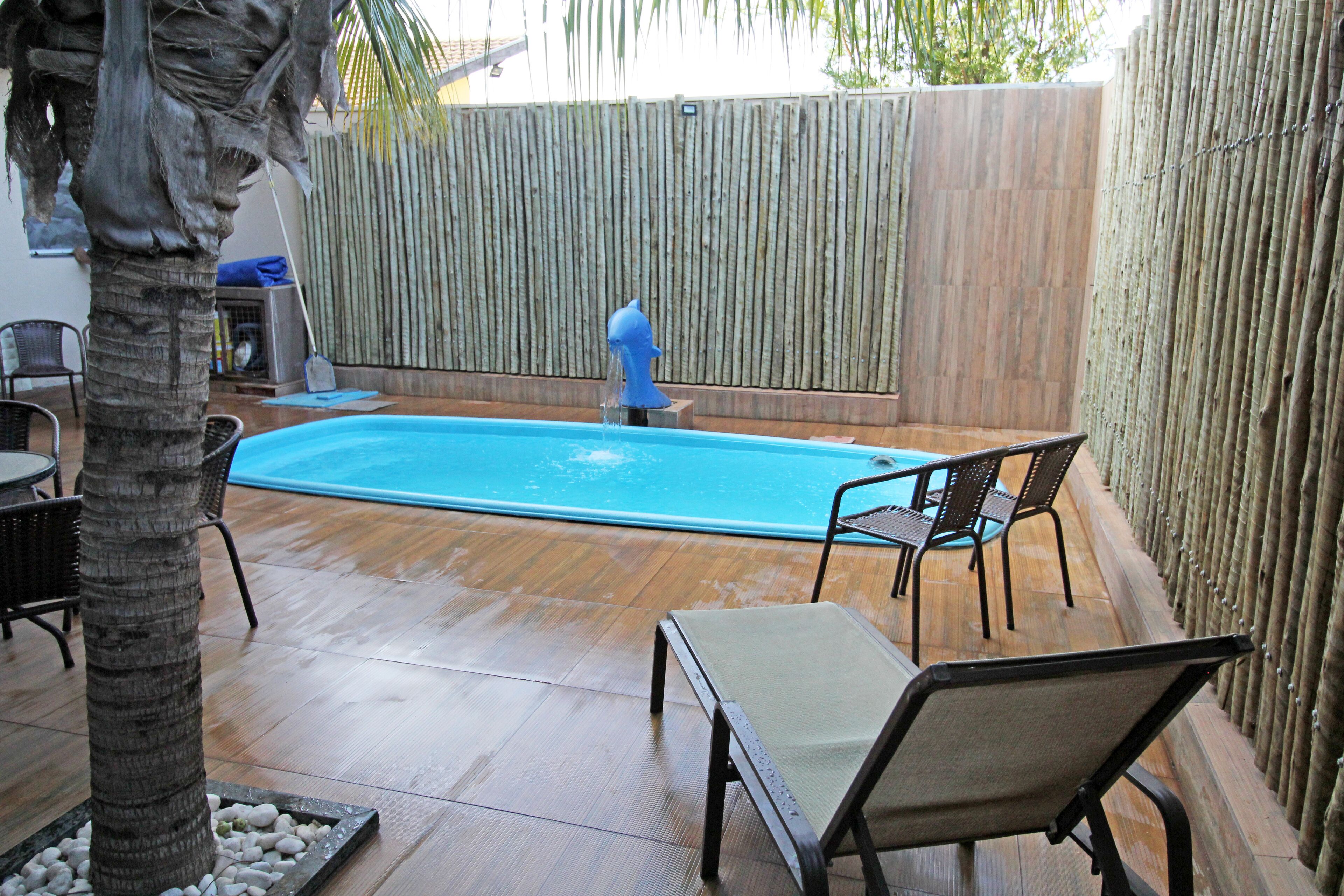 Piscina externa, guarda-sóis, espreguiçadeiras