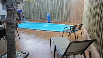 Piscina externa, guarda-sóis, espreguiçadeiras