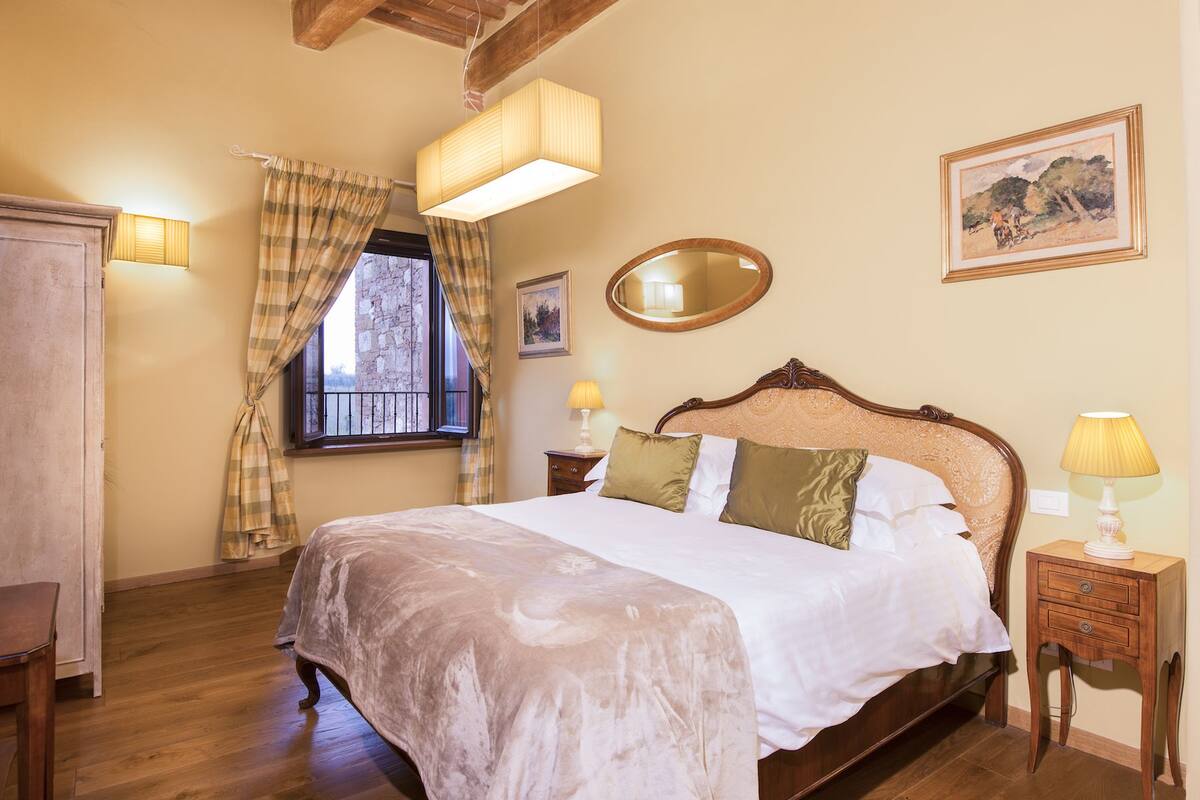 Habitación doble superior, 1 habitación, baño en la habitación, vista a la colina | Sábanas italianas Frette y ropa de cama de alta calidad 