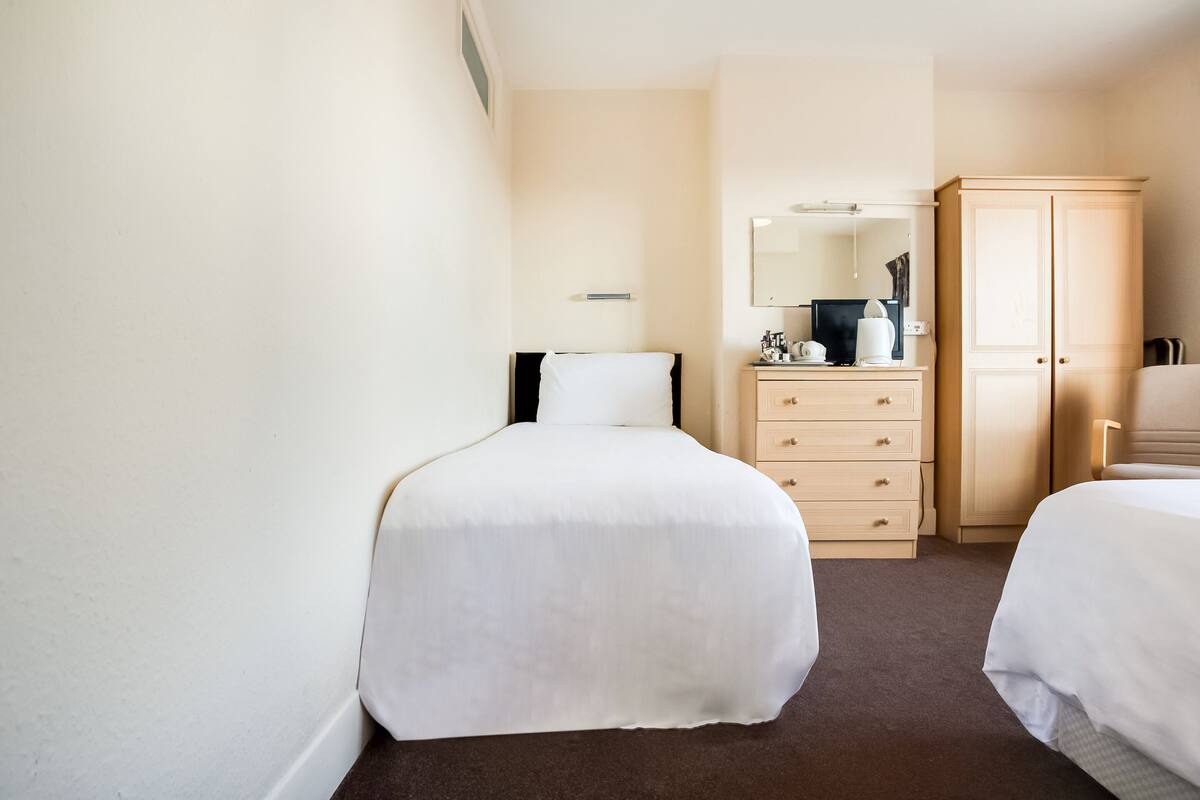 Cribs (free), rollaway beds (surcharge), WiFi (free), bed sheets
