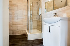 Habitación individual estándar, 1 cama individual | Baño | Artículos de higiene personal gratuitos y toallas