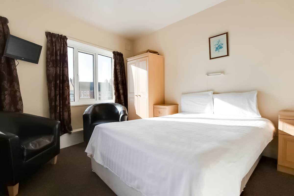 Cribs (free), rollaway beds (surcharge), WiFi (free), bed sheets