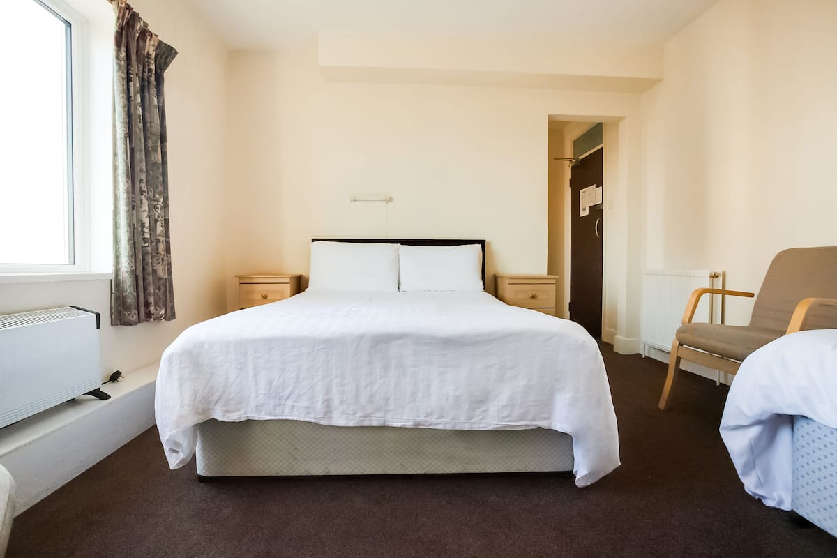 Cribs (free), rollaway beds (surcharge), WiFi (free), bed sheets