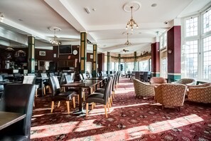 每日供应自助式早餐（每��人 GBP 8.95）