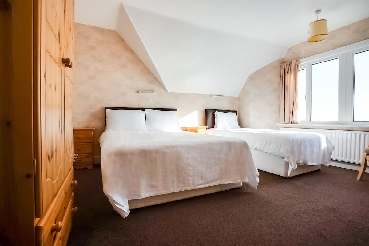 Standard-Dreibettzimmer, Mehrere Betten | Kostenlose Babybetten, Zustellbetten, kostenloses WLAN, Bettwäsche