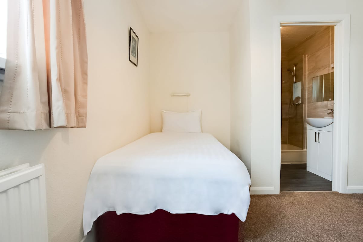 Standard Single Room, 1 Twin Bed | Cribs (free), rollaway beds (surcharge), WiFi (free), bed sheets