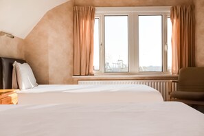 Chambre Triple Standard, plusieurs lits | Vue de la chambre
