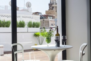 Studio, terrasse | Vue de la chambre