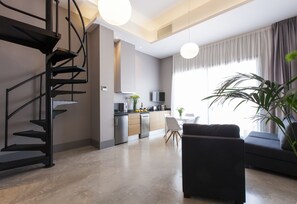 Loft (Plus) | Living room | 43-inch Smart TV with satellite channels - Kare No Apartments by Sitges Group (Sitges)