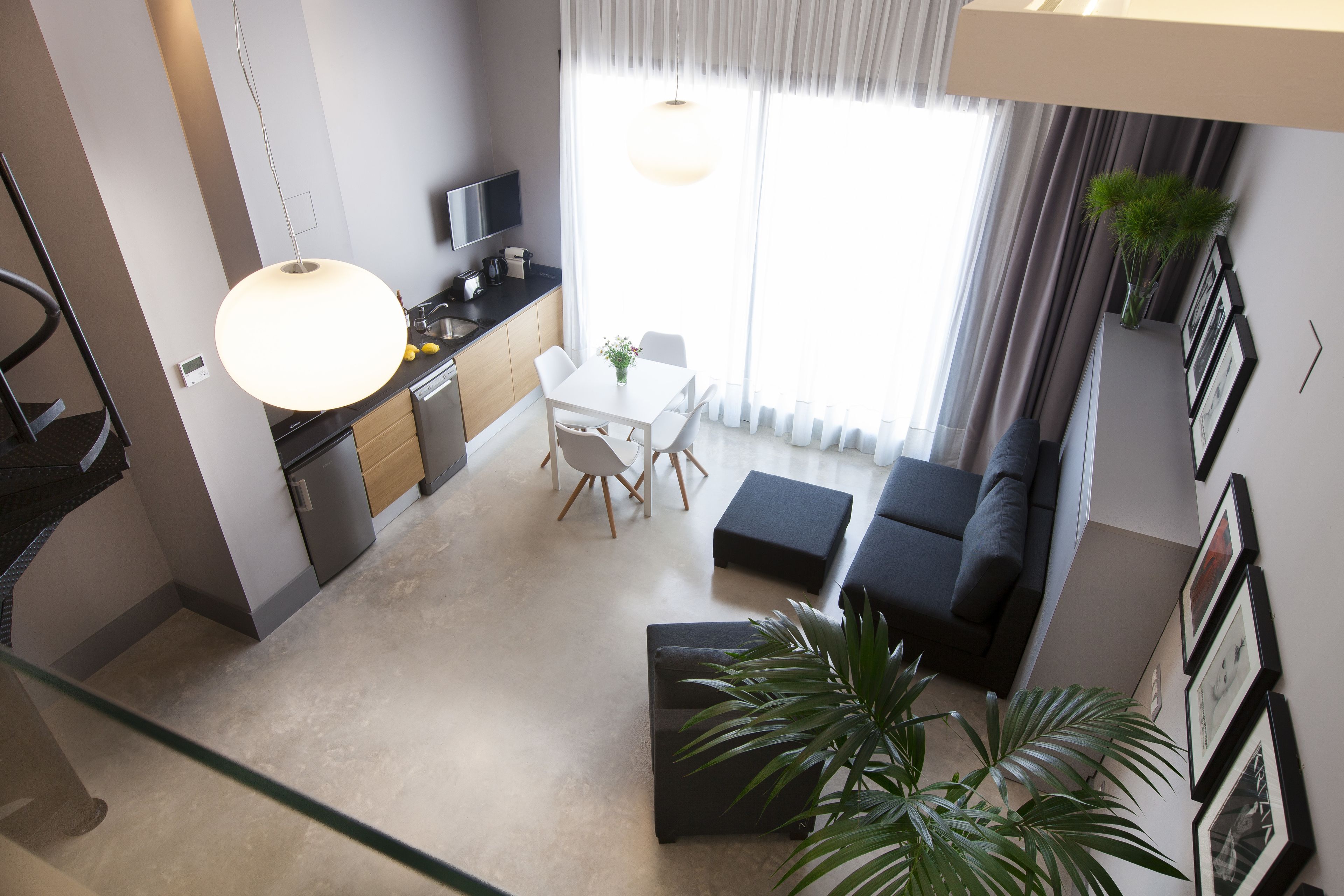 Eine moderne Wohnung mit Küche, Essbereich und Wohnzimmer.