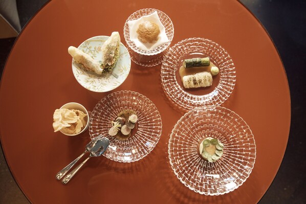 A table with various dishes and a fork. - Marktgasse Hotel (Zürich)