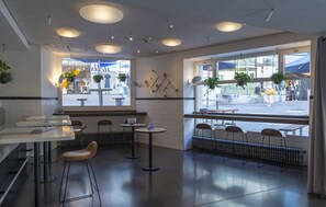 Daily buffet breakfast (CHF 24 per person)