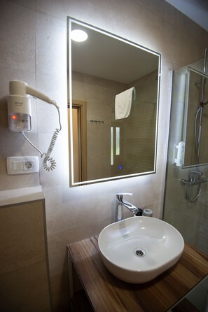 Shower, rainfall showerhead, free toiletries, hair dryer - Bungalows Sport Centar (Citluk)