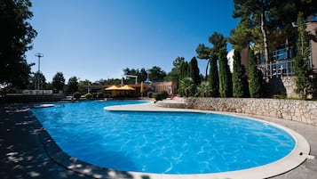 2 piscines extérieures, chaises longues