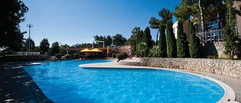 2 piscines extérieures, chaises longues