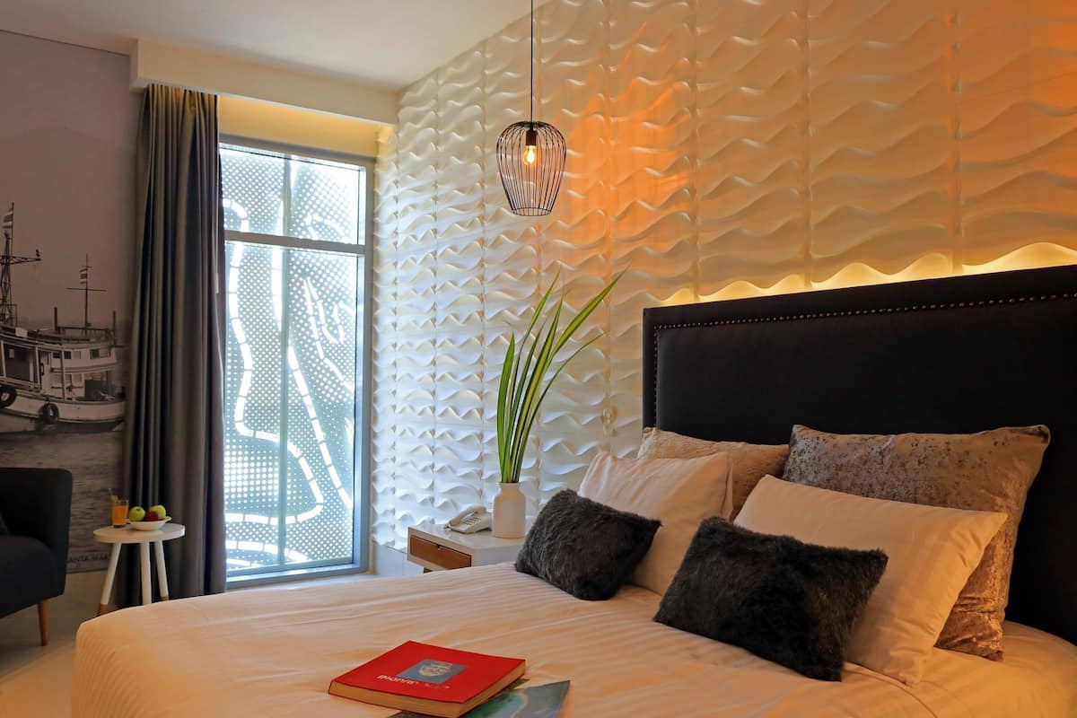 Minibar, in-room safe, desk, WiFi (free)