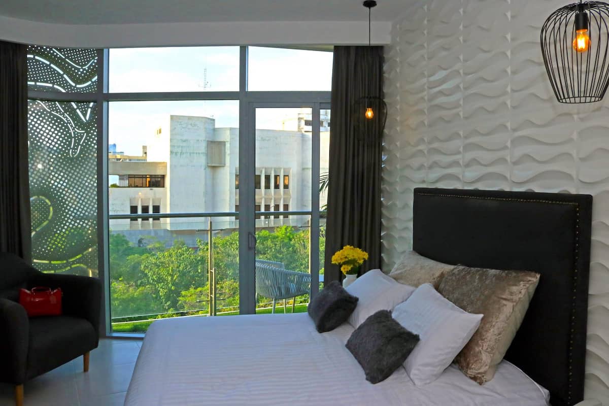 Minibar, in-room safe, desk, WiFi (free)