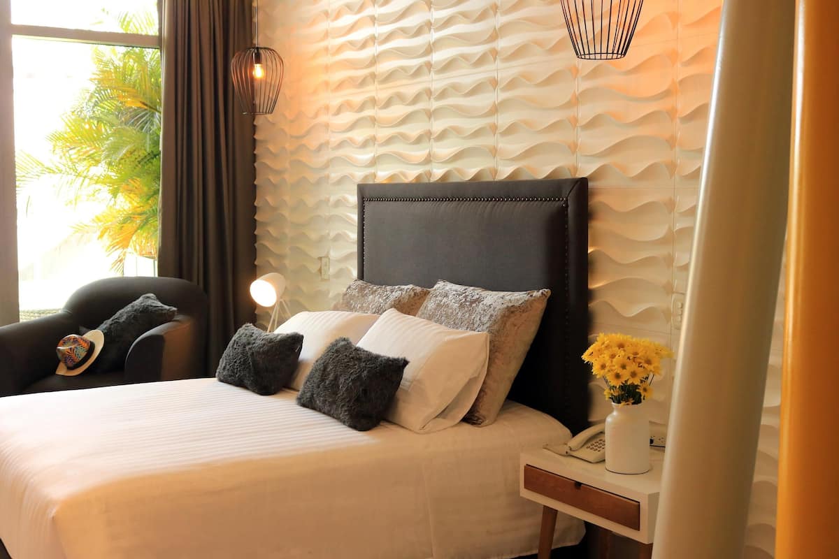 Minibar, in-room safe, desk, WiFi (free)