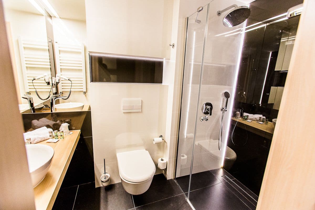 deluxe single room | bathroom | shower, free toiletries, hair dryer, towels