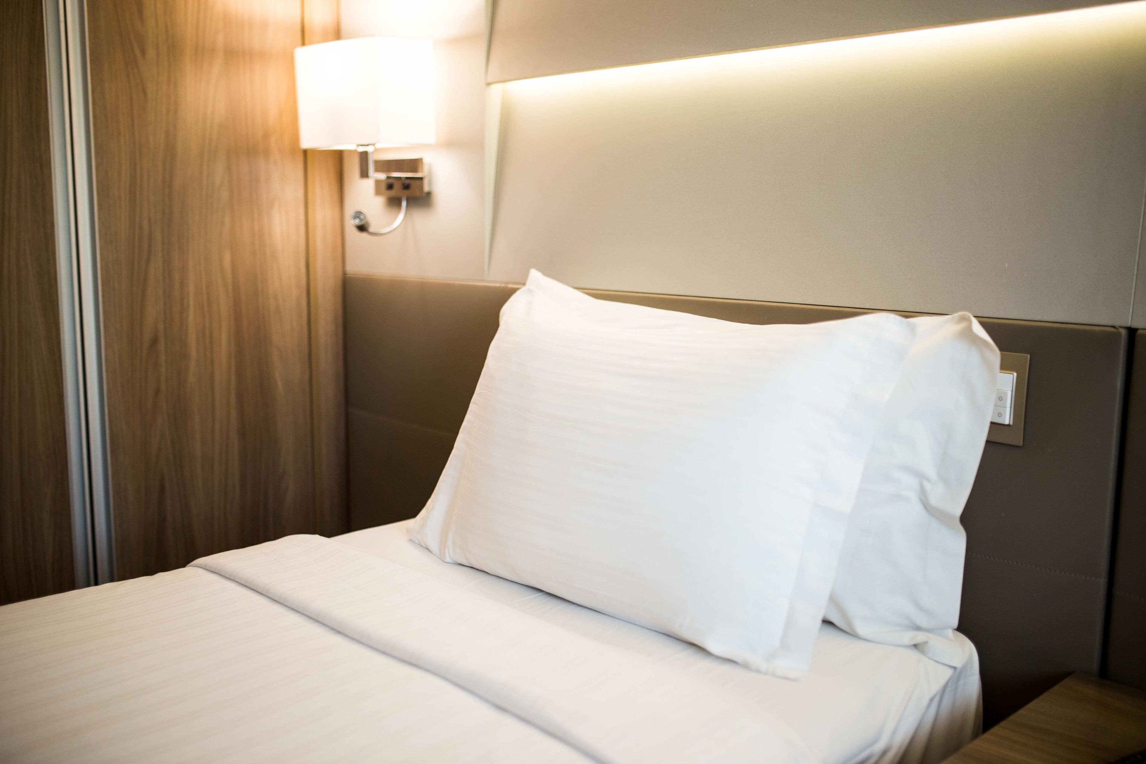 Míníbar, öryggishólf í herbergi, sérvalin húsgögn, skrifborð