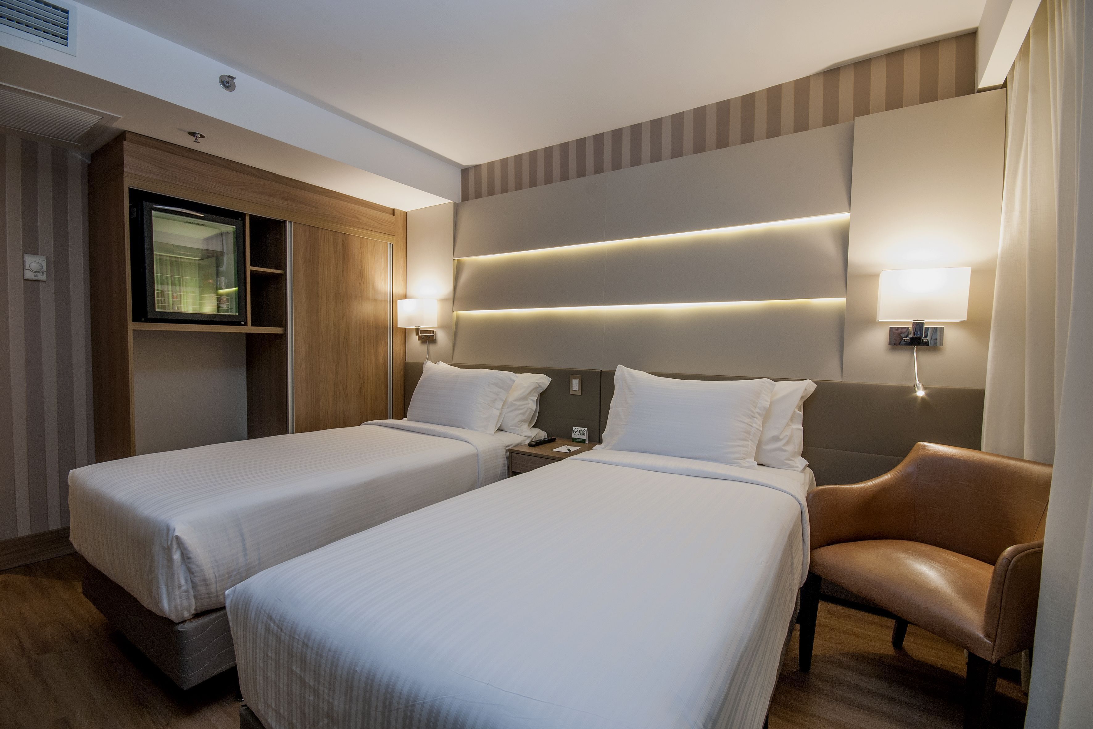 Míníbar, öryggishólf í herbergi, sérvalin húsgögn, skrifborð