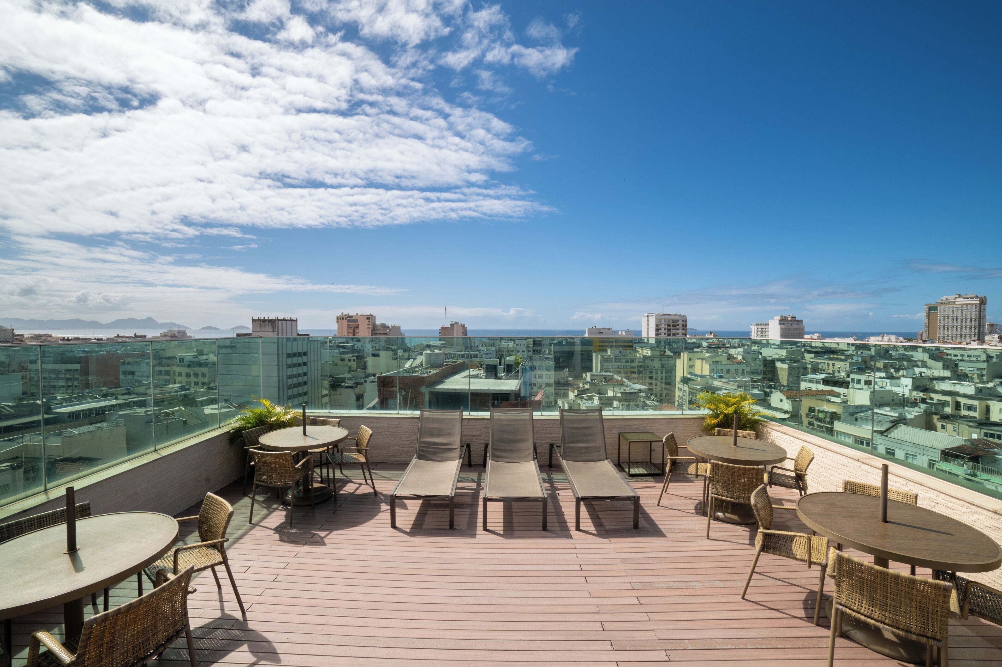 2 bars/lounges, poolside bar