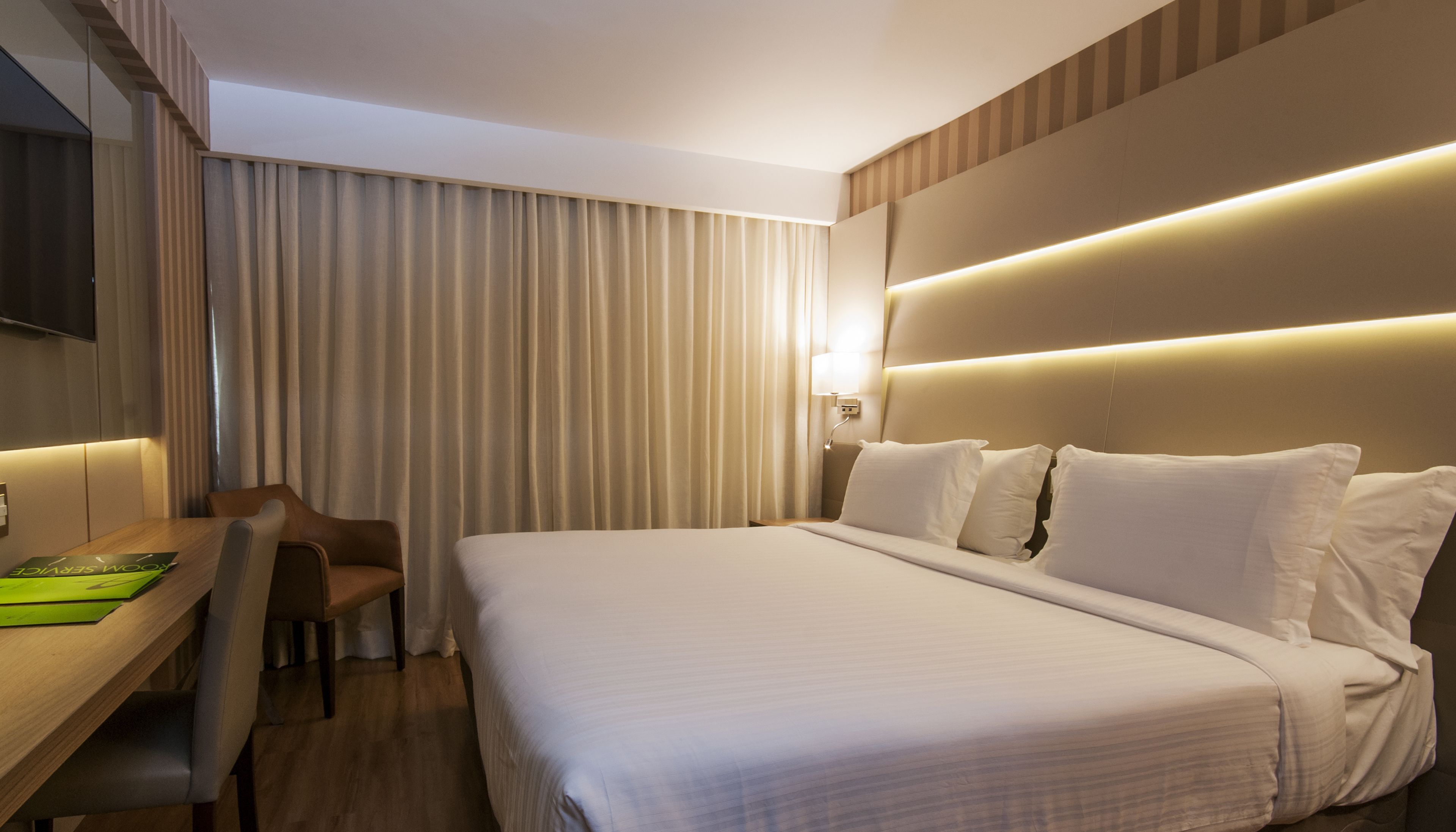 Míníbar, öryggishólf í herbergi, sérvalin húsgögn, skrifborð